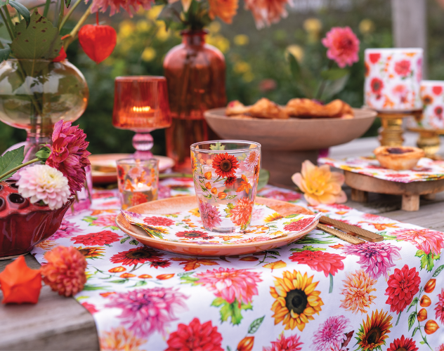 Gedekte tafel met FSC papieren servet Autumn Blooming, dienblad met bloemenprint en herfstdecoratie – Ambiente Europe