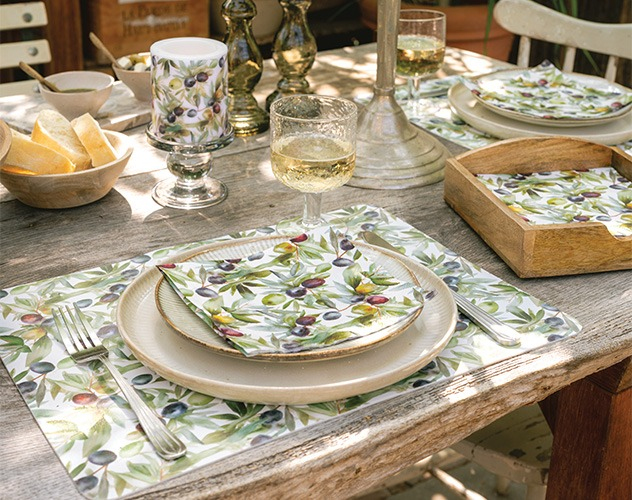 Serviettes en papier avec un motif d'olives détaillé de la série 'Culinary olives'.