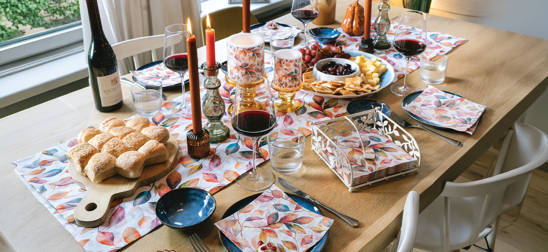 Décoration de table 'Colourful leaves' Table à manger chaleureusement dressée avec vaisselle, textiles et bougies 'Colourful leaves'.